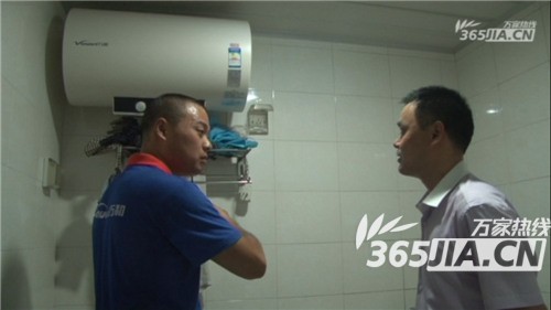 中国有限公司官网售后正在为刘师傅讲解电热水器的安全使用规范